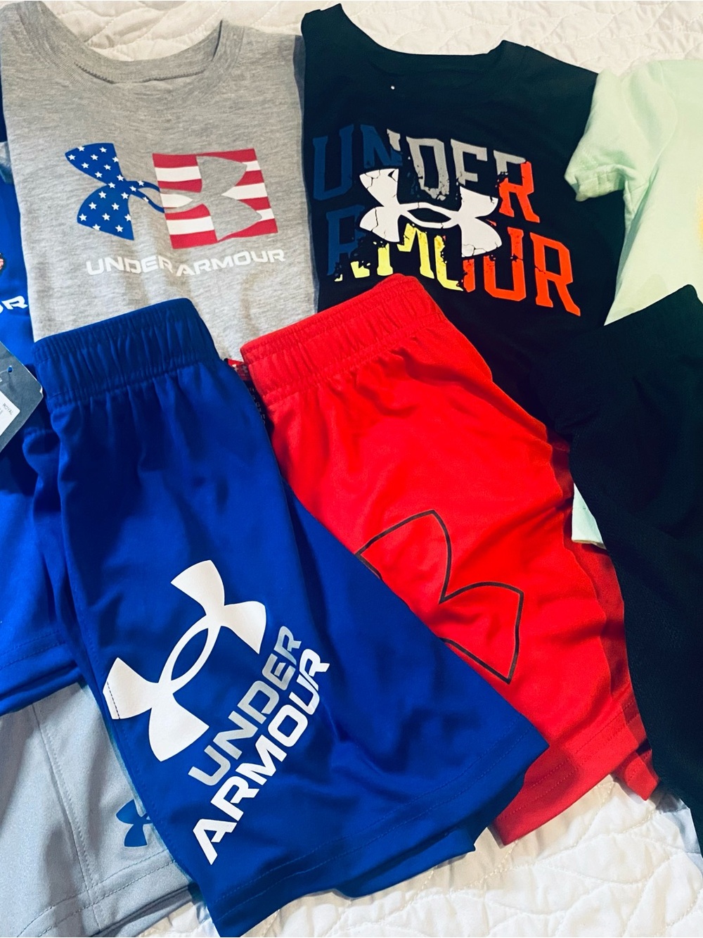 Under Armour Kids Blue and Red Athletic Shorts Set with Logo Tees size 4/4T